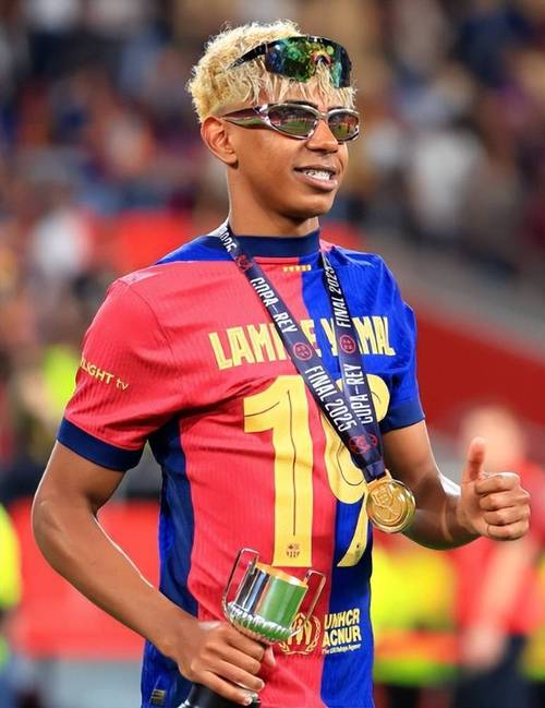 赛前梅州球迷晒多幅Tifo，致敬投资人魏晋平与梅州全体队员