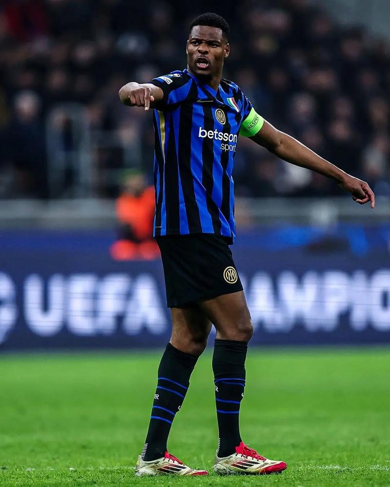 京媒：之前受伤的李磊今天参与国安赛前训练，冯博轩因伤缺席