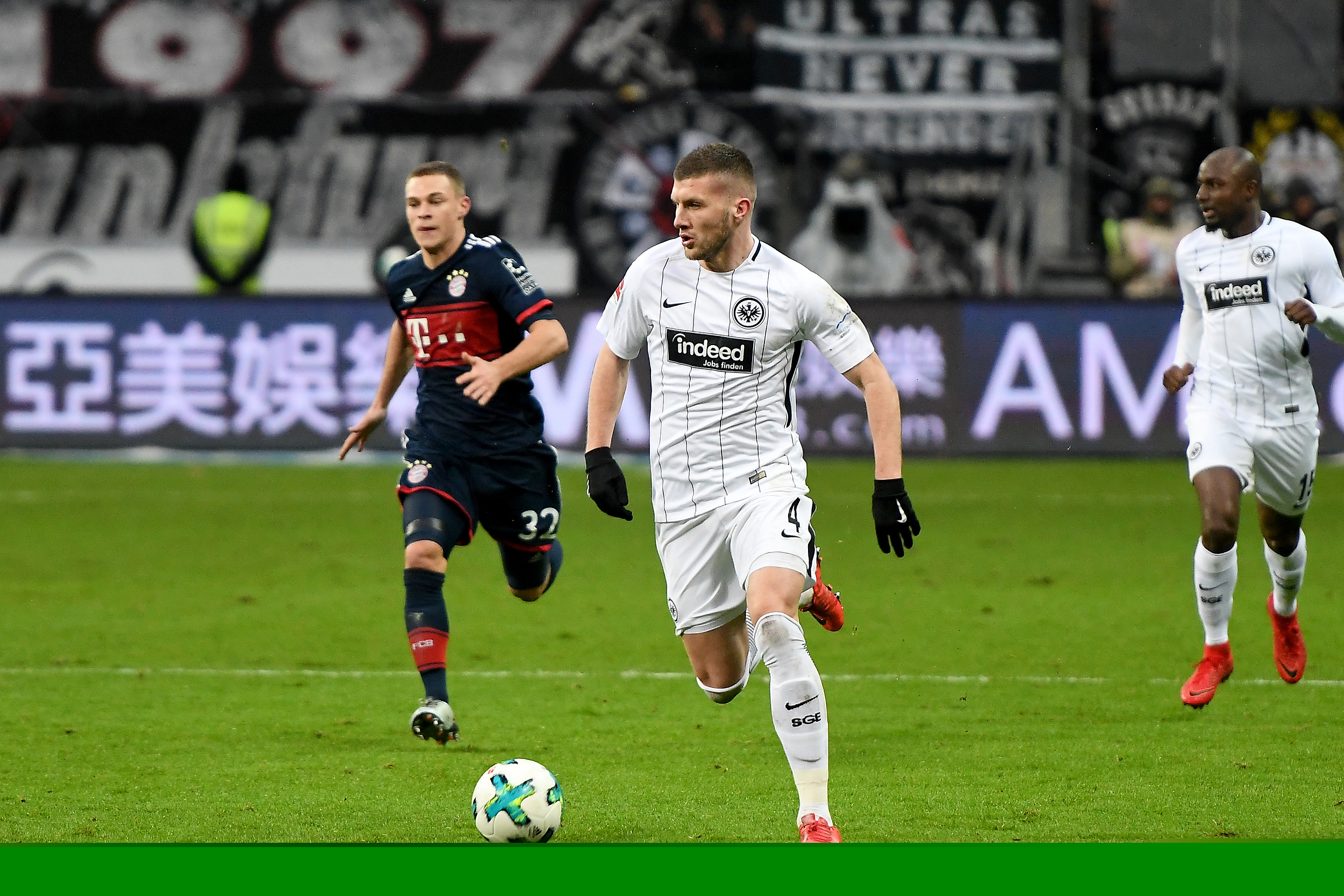 萨拉赫缺席欧冠名单后晒训练照，卡拉格发文力挺利物浦（萨拉赫无缘欧冠名单后晒训练照，卡拉格发文声援利物浦）