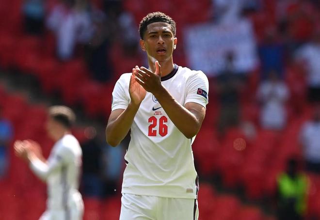 世界波直挂死角，全场尖叫