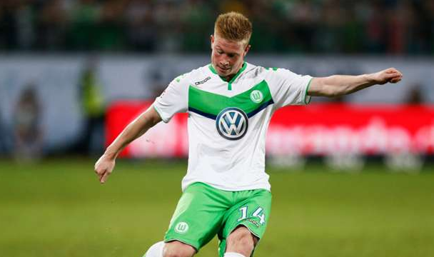 贝林厄姆社媒晒照庆女友生日，二人恋情公开将满一年（贝林厄姆社媒晒照为女友庆生，公开恋情将满一周年）