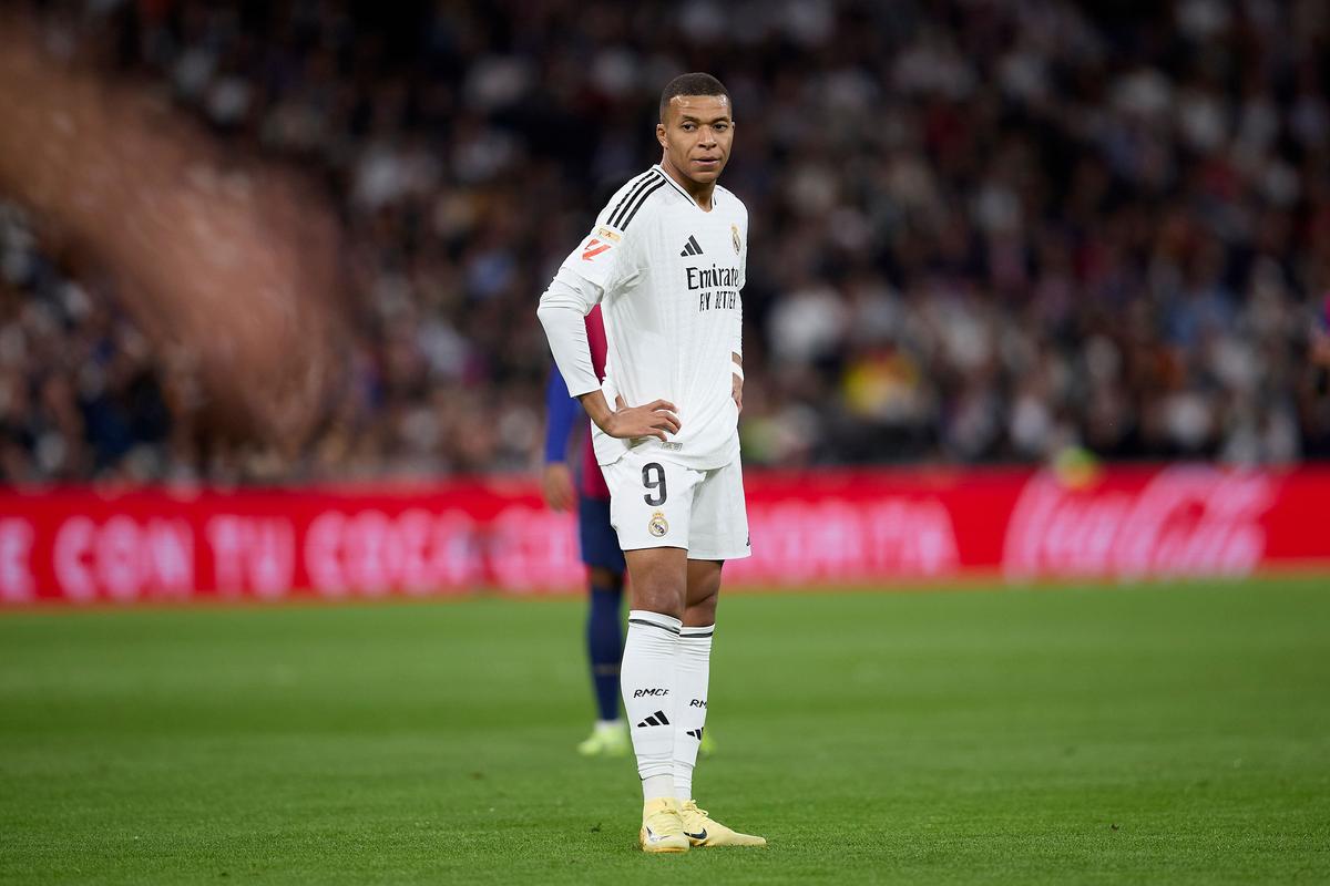 自意甲首秀以来代表同一球队参与超过100球，莱奥是同期第4人