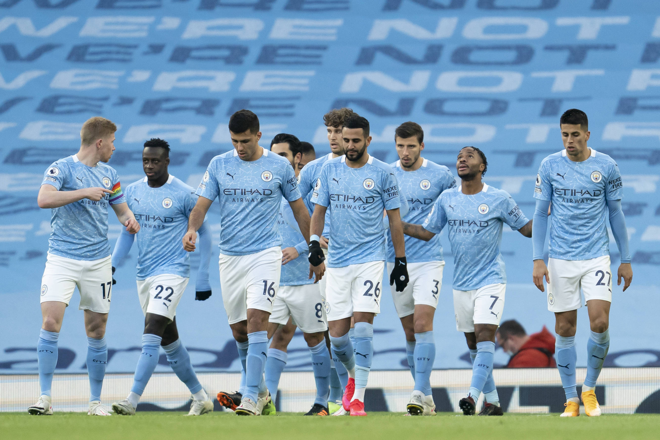 热搜第一！#泰勒斯威夫特官宣订婚 ，男方是知名橄榄球球星