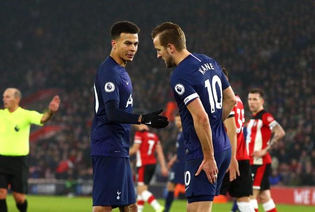 曼联4-1击败狼队，升至英超第六；米兰3-2战胜都灵，登顶积分榜。